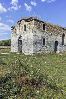 Zhrebchevo Rezervuarı'nın dibindeki Rila Aziziye Yahya'nın terk edilmiş Ortaçağ Ortodoks kilisesi, Sliven Bölgesi, Bulgaristan