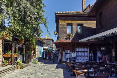 Nessebar, Bulgaristan - 12 Ağustos 2018: Tipik sokak ve evler eski kasaba Nessebar, Burgaz bölge, Bulgaristan
