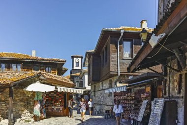 Nessebar, Bulgaristan - 12 Ağustos 2018: Tipik sokak ve evler eski kasaba Nessebar, Burgaz bölge, Bulgaristan