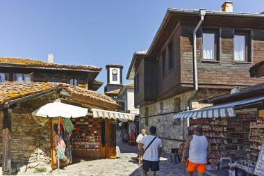 Nessebar, Bulgaristan - 12 Ağustos 2018: Tipik sokak ve evler eski kasaba Nessebar, Burgaz bölge, Bulgaristan