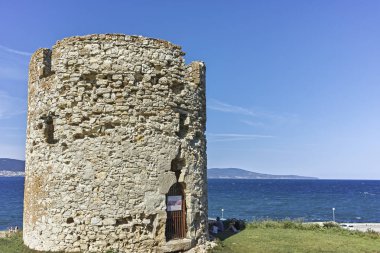 Nessebar, Bulgaristan - 12 Ağustos 2018: Harabeleri, antik savaş Kulesi eski kasaba Nessebar, Burgaz bölge, Bulgaristan