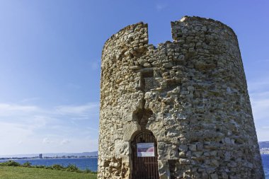 Nessebar, Bulgaristan - 12 Ağustos 2018: Harabeleri, antik savaş Kulesi eski kasaba Nessebar, Burgaz bölge, Bulgaristan