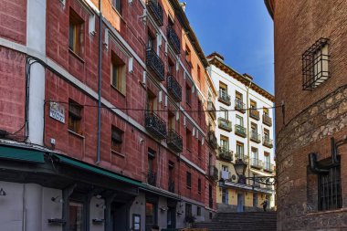 Madrid, İspanya - 23 Ocak 2018: Cephe tipik binaları ve sokakları şehir Madrid, İspanya