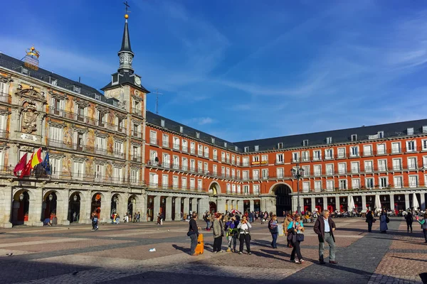 Madrid, İspanya - 23 Ocak 2018: Madrid şehrinde Plaza Mayor'Un panoramik görünümü, İspanya