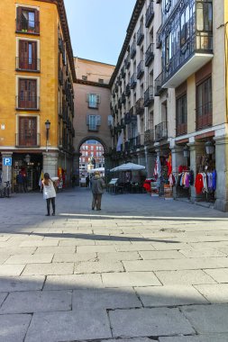Madrid, İspanya - 23 Ocak 2018: Cephe tipik binaları ve sokakları şehir Madrid, İspanya