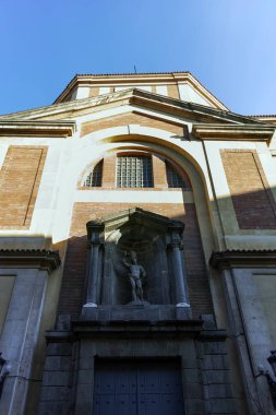 Madrid, İspanya - 23 Ocak 2018: Muhteşem gün batımı görünümü San Sebastian Kilisesi şehir Madrid, İspanya