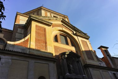 Madrid, İspanya - 23 Ocak 2018: Muhteşem gün batımı görünümü San Sebastian Kilisesi şehir Madrid, İspanya