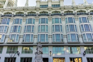 Madrid, İspanya - 23 Ocak 2018: Gün batımı görünümü Plaza Santa Ana şehir, Madrid, İspanya