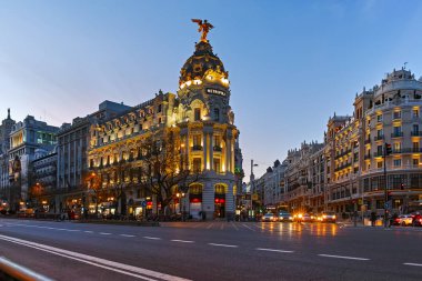 Madrid, İspanya - 23 Ocak 2018: Gün batımı görünümü ve Gran Via metropol Binası (Edificio Metropolis) şehir Madrid, İspanya