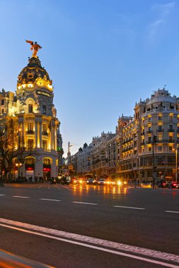 Madrid, İspanya - 23 Ocak 2018: Gün batımı görünümü ve Gran Via metropol Binası (Edificio Metropolis) şehir Madrid, İspanya