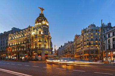 Madrid, İspanya - 23 Ocak 2018: Gün batımı görünümü ve Gran Via metropol Binası (Edificio Metropolis) şehir Madrid, İspanya