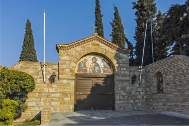 Souroti, Yunanistan - 31 Mart 2019: St. John Theologian Manastırı Souroti, St. Paisios Athonite ve Cappadocian St. Arsenios, Selanik kenti yakınlarında, Yunanistan