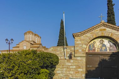 Souroti, Yunanistan - 31 Mart 2019: St. John Theologian Manastırı Souroti, St. Paisios Athonite ve Cappadocian St. Arsenios, Selanik kenti yakınlarında, Yunanistan