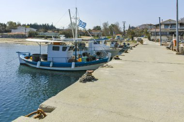 NEA FOKEA, KASSANDRA, GREECE - 31 Mart 2019: Nea Fokea kasabası Panorama, Kassandra, Chalkidiki, Orta Makedonya, Yunanistan