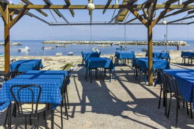 Nea Fokea, Kassandra, Yunanistan - 31 Mart 2019: Nea Fokea, Kassandra, Chalkidiki, Orta Makedonya, Yunanistan plajında tipik Yunan restoranı