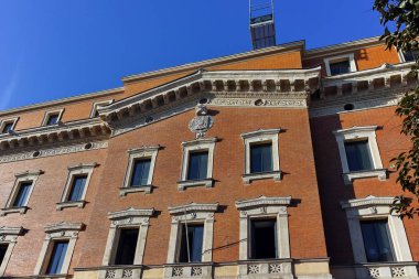 Madrid, İspanya - 24 Ocak 2018: Cephe tipik binaları ve sokakları şehir Madrid, İspanya