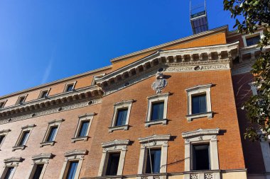 Madrid, İspanya - 24 Ocak 2018: Cephe tipik binaları ve sokakları şehir Madrid, İspanya