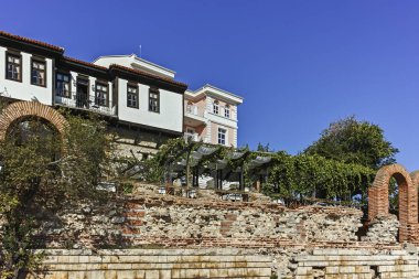 Nessebar eski kentinde Surlar ve eski evler antik kalıntıları, Burgaz Bölgesi, Bulgaristan