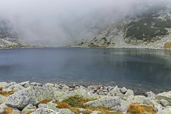 ブルガリア リラ山脈 Musalenski 湖が霧のある風景します — ストック写真