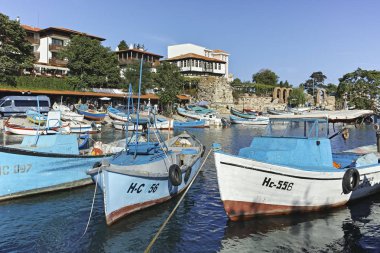 Nessebar, Bulgaristan - 12 Ağustos 2018: Nessebar Limanı ve eski kent limanında teknenin panoramik görünümü, Burgaz Bölgesi, Bulgaristan