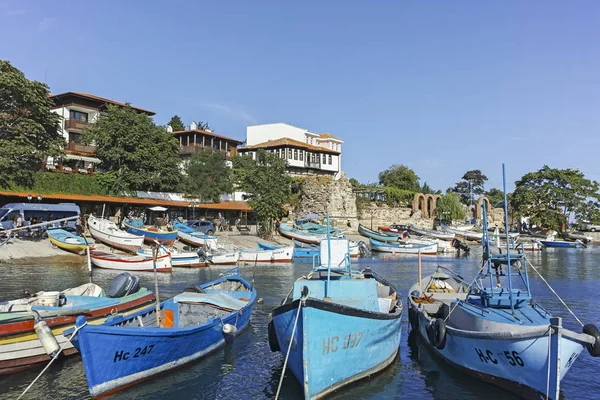 Boot am Hafen und in der Altstadt von Nessebar, Bulgarien — Stockfoto