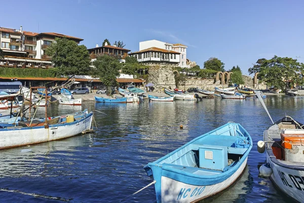 Båt vid hamnen och gamla stan i Nessebar, Bulgarien — Stockfoto