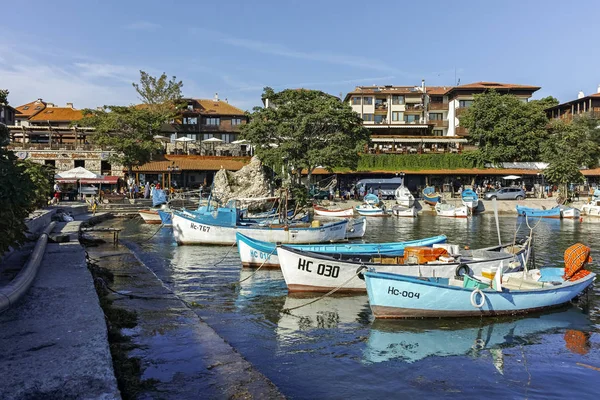 Bateau au Port et vieille ville de Nessebar, Bulgarie — Photo