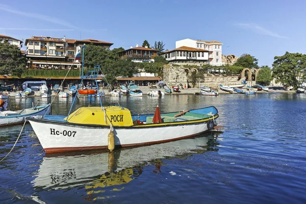 Boot am Hafen und in der Altstadt von Nessebar, Bulgarien — Stockfoto