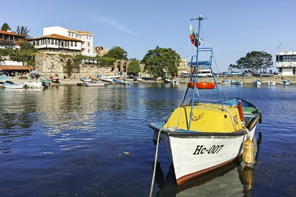 Bateau au Port et vieille ville de Nessebar, Bulgarie — Photo