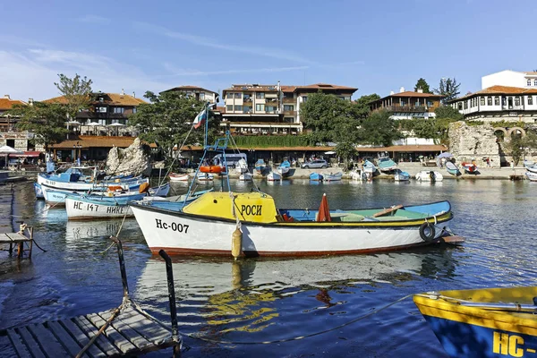 Bateau au Port et vieille ville de Nessebar, Bulgarie — Photo