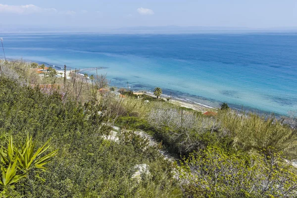 Panoramatický pohled na pláž ve městě Afytos, Chalkidiki, Řecko — Stock fotografie