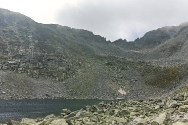 Musala Peak yakınlarındaki Ledenoto (Buz) Gölü, Rila dağı, Bulgaristan