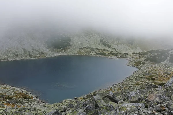 Mist over Musalenski Lakes, Rila Mountain, Bulgarije — Stockfoto