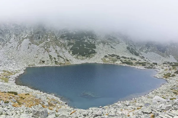 Niebla sobre los lagos Musalenski, Montaña Rila, Bulgaria — Foto de Stock