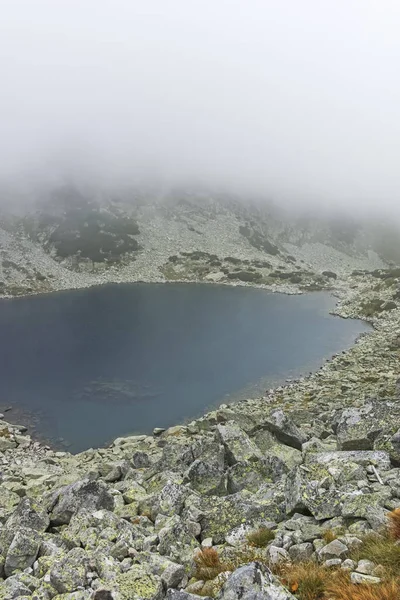 Kabut di atas danau Musalenski, gunung Rila, Bulgaria — Stok Foto