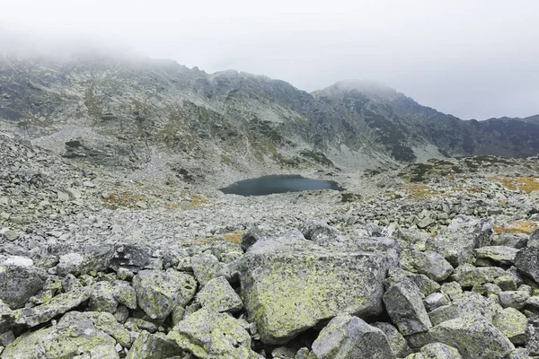 Mist over Musalenski Lakes, Rila Mountain, Bulgarije — Stockfoto