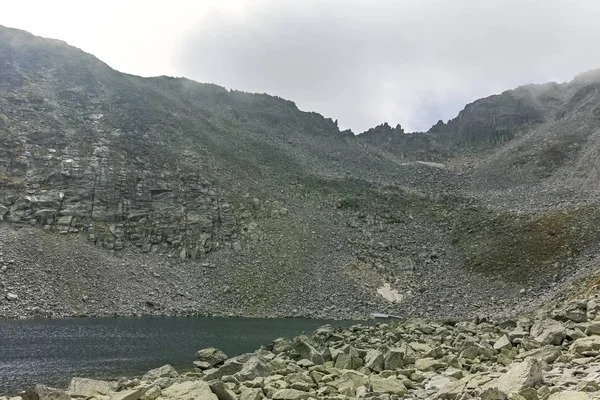 Ledenoto (Gelo) Lago perto de Musala Peak, Rila montanha, Bulgária — Fotografia de Stock