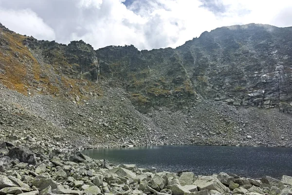 Lac Ledenoto (Glace) près du pic Musala, montagne Rila, Bulgarie — Photo