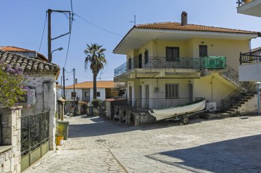 Afytos kasabasındaki eski evler ve sokaklar, Chalkidiki, Yunanistan