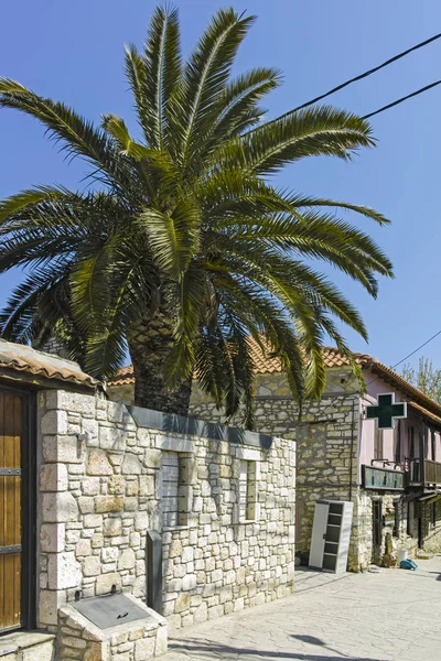 Casas y calles antiguas en la ciudad de Afytos, Chalkidiki, Grecia — Foto de Stock