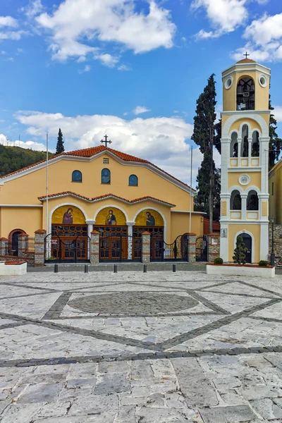 Calle y casa antigua en el casco antiguo de Xanthi, Grecia — Foto de Stock