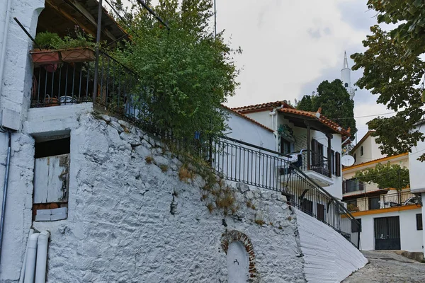 Улица и старый дом в старом городе Ксанти, Греция — стоковое фото