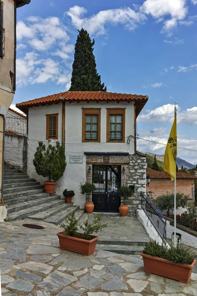 Calle y casa antigua en el casco antiguo de Xanthi, Grecia — Foto de Stock