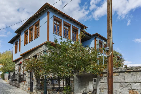 Via e vecchia casa nel centro storico di Xanthi, Grecia — Foto Stock