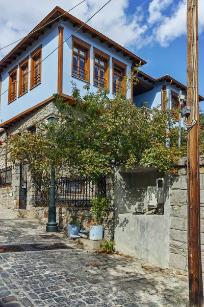 Rua e casa velha na cidade velha de Xanthi, Greece — Fotografia de Stock