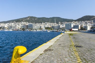 Kavala, Yunanistan'ın limanında balıkçı tekneleri ve yatlar