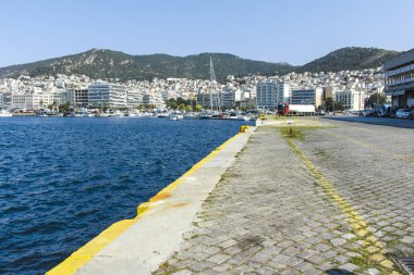 Kavala, Yunanistan'ın limanında balıkçı tekneleri ve yatlar