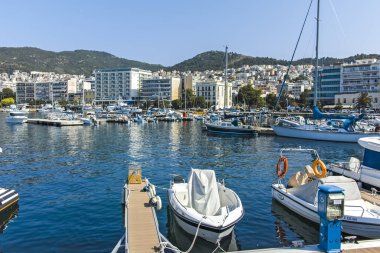 Kavala, Yunanistan'ın limanında balıkçı tekneleri ve yatlar