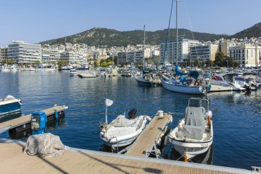 Kavala, Yunanistan'ın limanında balıkçı tekneleri ve yatlar