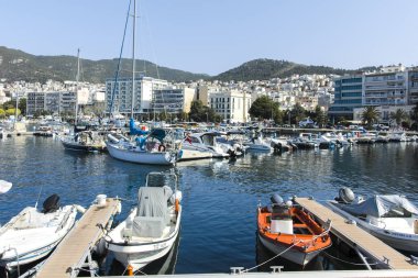 Kavala, Yunanistan'ın limanında balıkçı tekneleri ve yatlar